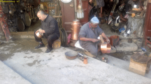 Koperslagers aan het werk in de souk van Marrakech