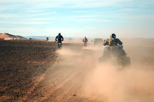 Motorrijders in de woestijn