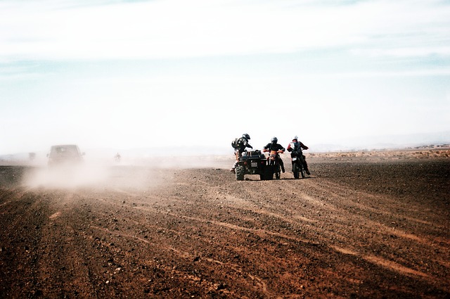 Motorrijders in de Sahara woestijn
