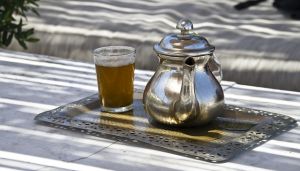 Marokkaanse muntthee in pot met glas