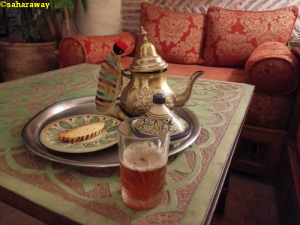 Marokkaanse theepot met glas muntthee