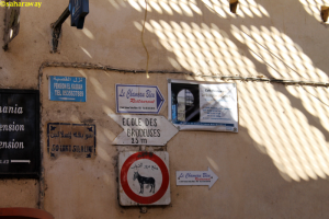 Medina Fez met bord verboden voor ezels 
