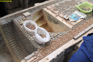foto van met maken van mozaik aardewerk uit Fez