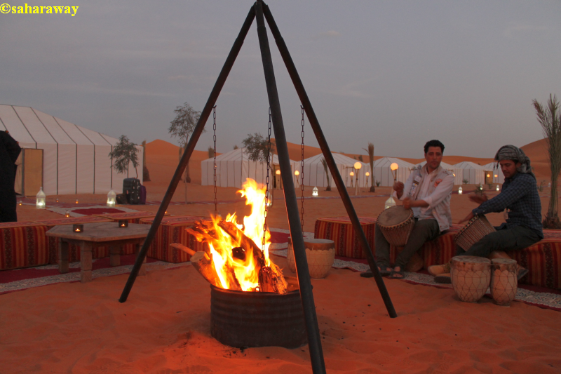 ons luxe tentenkamp in de saharawoestijn