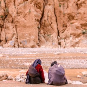 twee berber vrouwen zitten bij rivier in boumalne dadelkloof 3-daagse rondreis marrakech