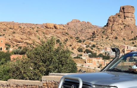auto in het Atlasgebergte, reis op maat door Marokko met privé vervoer